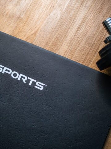 Weight next to a workout mat | lifestyle | get fit | Photo by Sebastian Pociecha on Unsplash