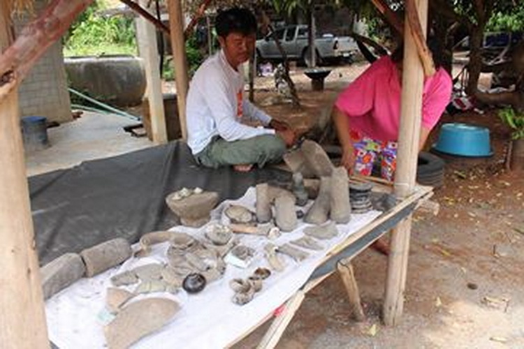 ชาวนาโคราชตะลึง พบเครื่องปั้นดินเผาโบราณกว่าร้อยชิ้น เตรียมแจ้งกรมศิลปากรตรวจสอบ
