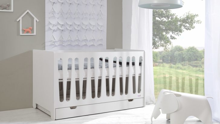 Jak wybrać idealne łóżeczko dla niemowlaka?